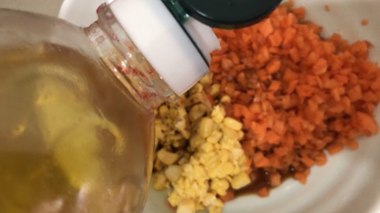 水晶蒸饺,把红萝卜、玉米装一起加入少许生抽和油搅匀一下