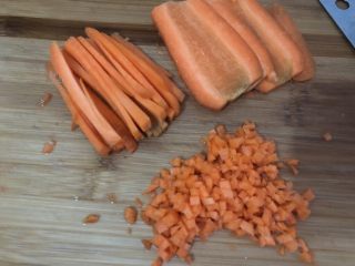 水晶蒸饺,红萝卜去皮，切片再切条然后切粒