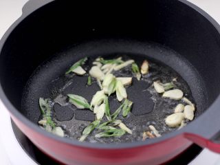 清爽营养的小炒鲜,油锅爆香葱姜蒜。