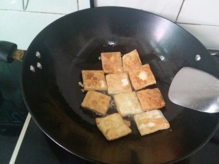 煎豆腐,豆腐在锅里煎到两面金黄