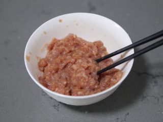 酸豆角炒肉末,用筷子搅拌均匀腌制一会