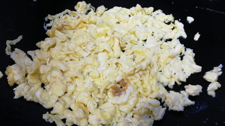 酸豆角炒鸡蛋,把鸡蛋炒碎，盛出。