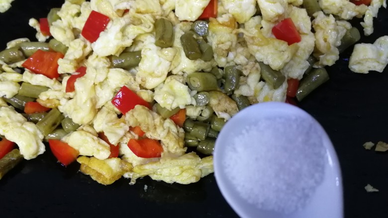 酸豆角炒鸡蛋,加半小勺盐炒匀增味即可。