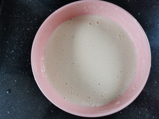 莲藕饼,加适量的清水搅拌成薄薄的糊状