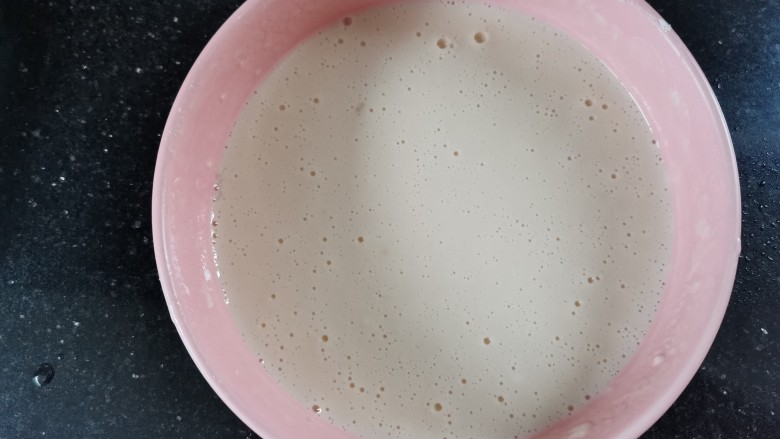 莲藕饼,加适量的清水搅拌成薄薄的糊状