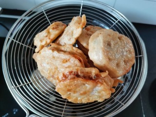 莲藕饼,两面炸金黄捞出沥油