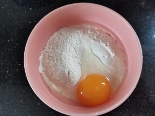 莲藕饼,碗中放入面粉，打入一个鸡蛋