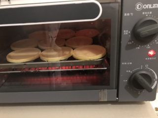 蛋挞,调220温度烤25分钟左右（每个烤箱不一样，根据自己的烤箱来调整）