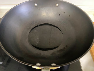 豆芽炒粉条,锅中倒入适量油烧热。