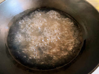 豆芽炒粉条,锅中加水烧开把粉条放入锅中，煮到粉条变软。