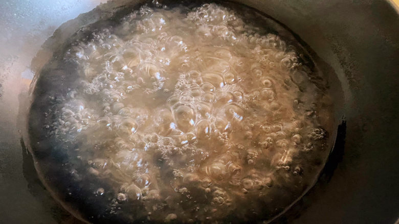 豆芽炒粉条,锅中加水烧开把粉条放入锅中，煮到粉条变软。