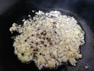 蒜香鸡翅,油微热放入蒜末和一小勺花椒，中小火炒出香味。