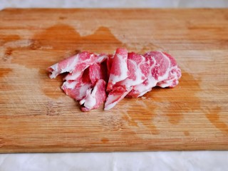 茭白木耳炒肉,猪肉洗干净切片。