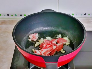 茭白木耳炒肉,再加入肉片翻炒至变色。