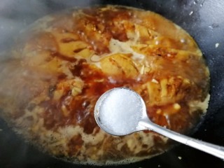 蒜香鸡翅,加200ml开水，大火煮开，加1小勺盐入味。