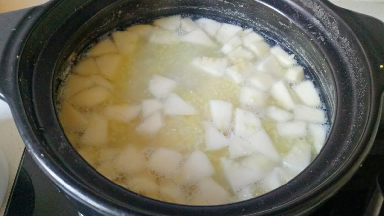 苹果小米粥,加入苹果丁