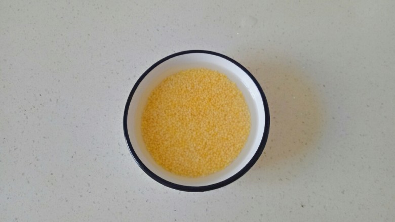 苹果小米粥,清洗好的小米用清水浸泡半小时