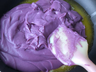 奶香紫薯馅,倒入搅拌好的紫薯糊。