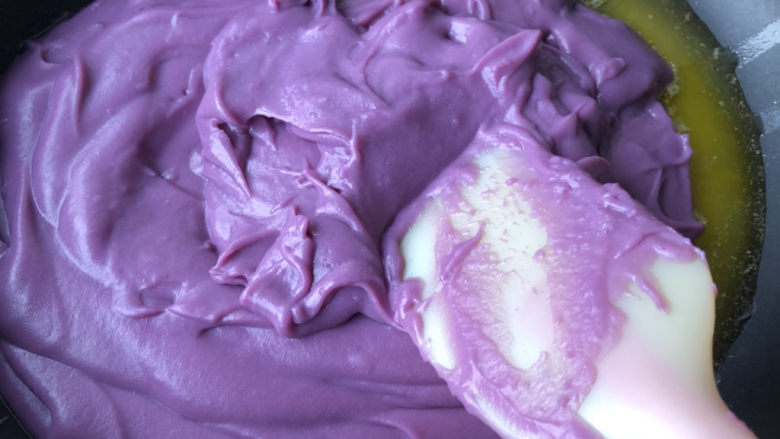 奶香紫薯馅,倒入搅拌好的紫薯糊。