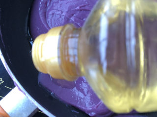 奶香紫薯馅,顺着锅沿倒入20克玉米油。
