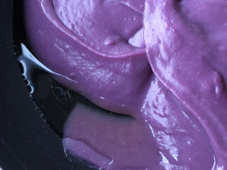 奶香紫薯馅,再倒入剩余的20克玉米油翻炒。