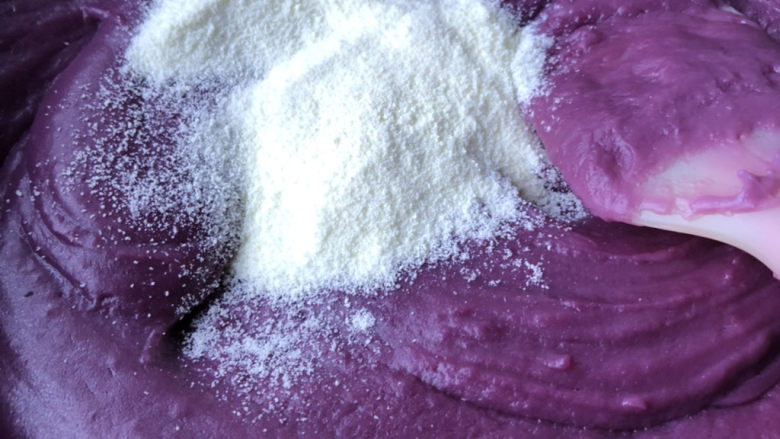 奶香紫薯馅,然后加入奶粉。