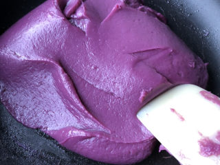 奶香紫薯馅,最后炒到锅子铲子都保持干净不沾，抱成团，色泽明亮细腻，软软绵绵的即可。