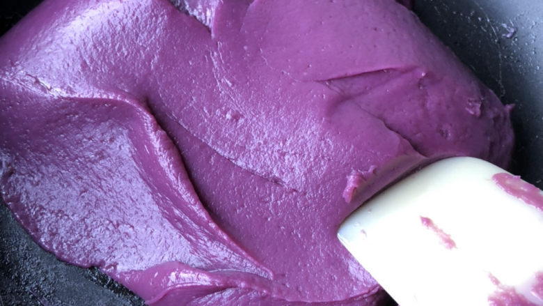 奶香紫薯馅,最后炒到锅子铲子都保持干净不沾，抱成团，色泽明亮细腻，软软绵绵的即可。