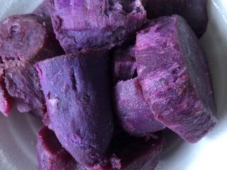 奶香紫薯馅,紫薯去皮后，上锅蒸熟，初步用勺子碾压碎。