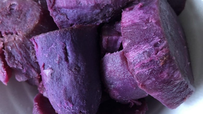 奶香紫薯馅,紫薯去皮后，上锅蒸熟，初步用勺子碾压碎。
