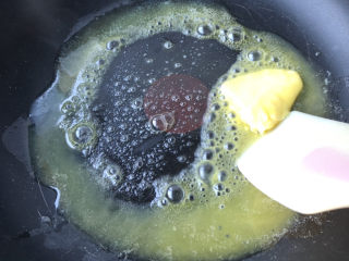 奶香紫薯馅,平底不粘锅放入黄油小火化开。