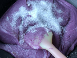 奶香紫薯馅,加入细砂糖。