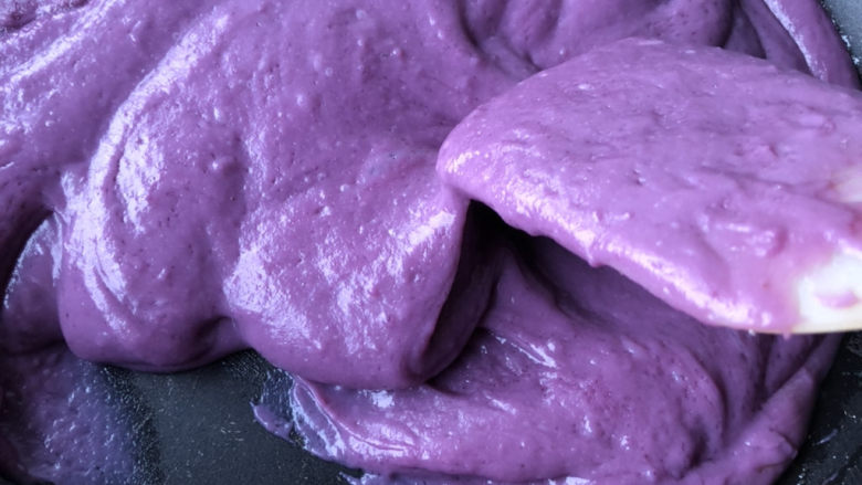 奶香紫薯馅,继续不停翻炒至油份吸收。