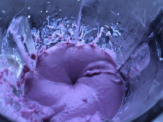 奶香紫薯馅,然后加牛奶放入搅拌机搅成糊状。