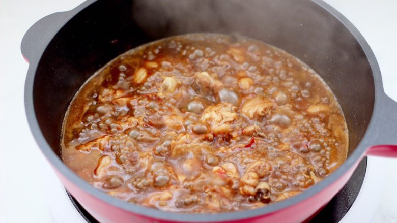 临沂炒鸡,大火继续烧至锅中汤汁粘稠时。