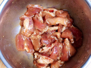茭白木耳炒肉,搅拌均匀，腌制5-10分钟。