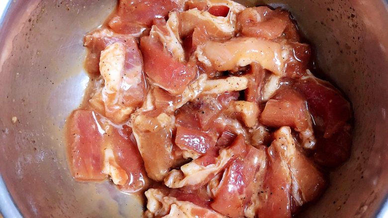 茭白木耳炒肉,搅拌均匀，腌制5-10分钟。