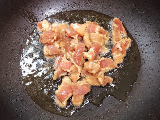 茭白木耳炒肉,锅中倒入油，加热至五成热，倒入五花肉。