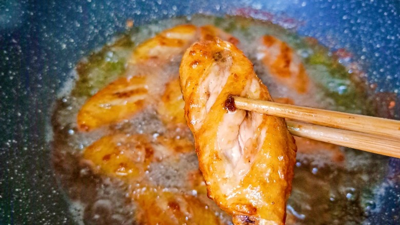 蒜香鸡翅,煎熟差不多捞出，油温升高再复炸一下就可以了。