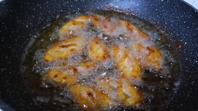 蒜香鸡翅,大约煎至五分钟左右。