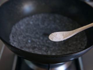 糖醋莲藕,锅中水沸后加一克盐，加盐可以使藕丁保持洁白不变黑。