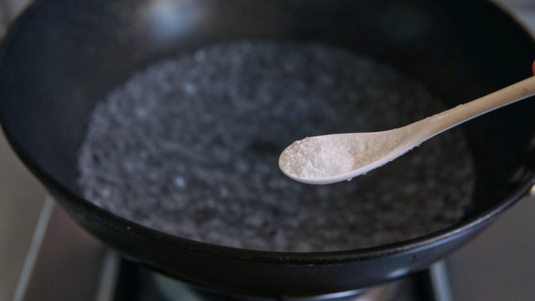 糖醋莲藕,锅中水沸后加一克盐，加盐可以使藕丁保持洁白不变黑。