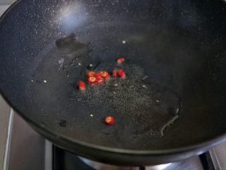 糖醋莲藕,油热后，红辣椒炒出香味。