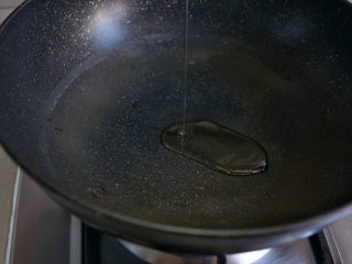 糖醋莲藕,热锅凉油，加入一汤匙花生油。