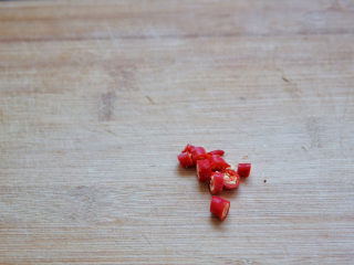 糖醋莲藕,红辣椒切小圈，这种细小的红辣椒，口感异常辣，可以根据自己购买的辣椒品种适当添减辣椒的用量。
