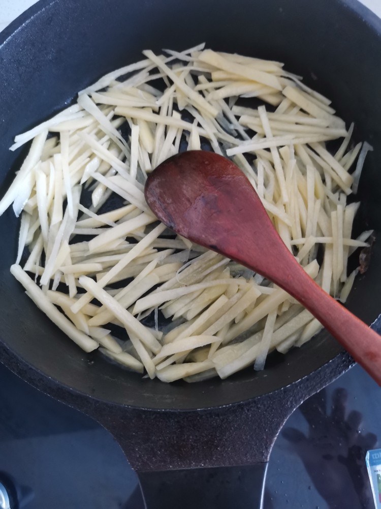 芹菜炒土豆丝,锅中放底油，热后加土豆丝