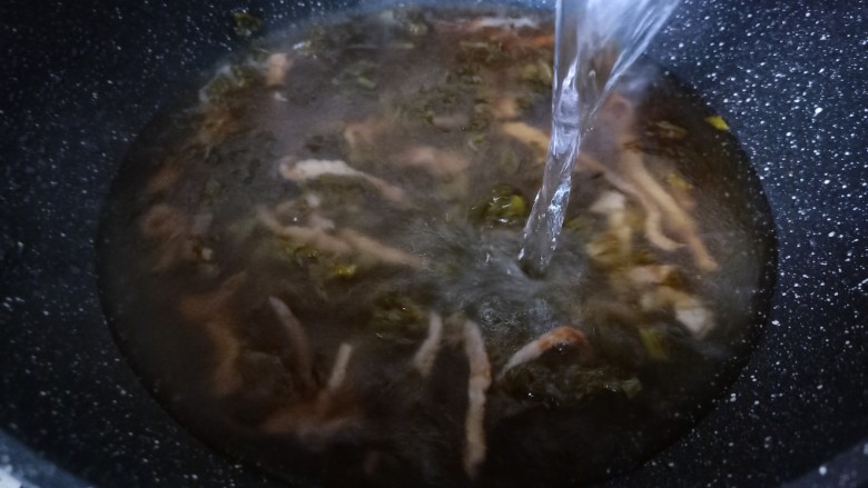 雪菜肉丝面,锅里倒入适量的开水煮开。