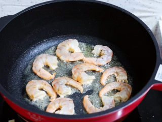 番茄虾仁蛋炒饭,原锅倒入许食用油烧热，放入虾仁，煎至变色盛出备用