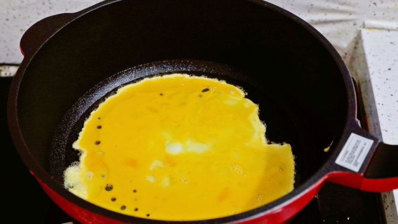 番茄虾仁蛋炒饭,锅中倒入适量的食用油烧热，倒入鸡蛋液，用筷子快速搅成小块，盛出备用