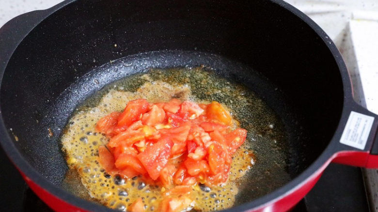 番茄虾仁蛋炒饭,锅中倒入适量的食用油烧热，放入番茄翻炒至出汁
